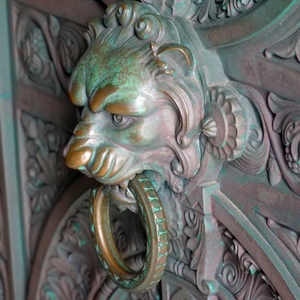 Décoration de porte d'église en forme de lion tenant un anneau en gueule - France  - collection de photos clin d'oeil, catégorie portes